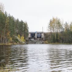 Voimalaitoksen patoluukut Heinäveden palokissa.