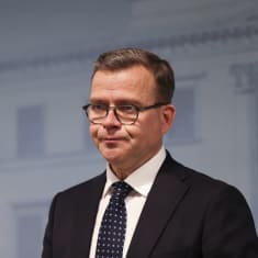 Petteri Orpo håller presskonferens.