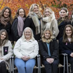 Årets luciakandidater på två rader fotograferade utomhus.