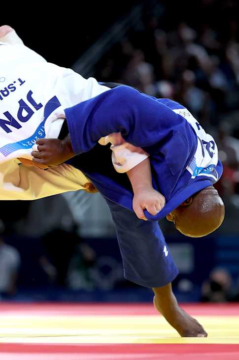 Ranskan Teddy Riner heittämässä Japanin Tatsuru Saitoa.