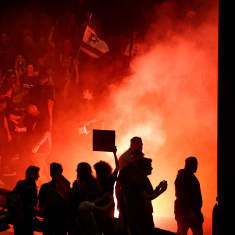 Demonstranter i Jerusalem har tänt röda bloss och viftar med landets flagga i protest mot att regeringen inte lyckats frita gisslan i Gaza.