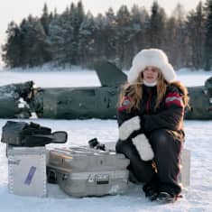 Ohjus-elokuvan päähenkilö Niina istuu jäällä takanaan Neuvostoliiton ampuma ohjus.