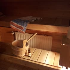 Sauna jossa vesikiulu ja -kauha