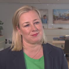 EU-kommissionären Jutta Urpilainen i närbild i ett kontor.