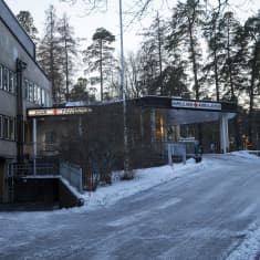 Två stora skyltar på ett sjukhus där det står "jour" och "ambulans".