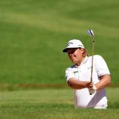 Sami Välimäki lyö golfpalloa bunkkerissa.