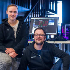 Ian Åström, Anton Plogman och Christoffer Laaja framför en dator.