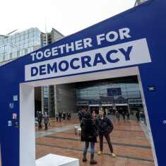 Europarlamenttivaalien mainoksia parlamentin rakennuksen edessä Brysselissä. Julisteessa kehotetaan äänestämään.