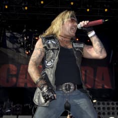 Sångaren Vince Neil sjunger.