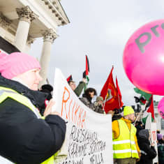 Personer som demonstrerar mot regeringens arbetslagsförnyelse.