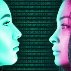 Två kvinnor i profil, i bakgrunden datakod.