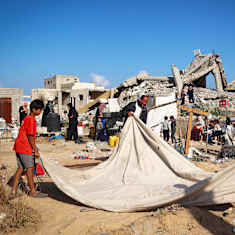 Män som packar ihop ett tält i Rafah, Gaza.