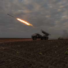 En raket avfyras på en ukrainsk åker.