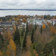 Syksyinen tammelan keskusta ja pyhäjärvi.