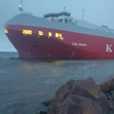 Ett rött fartyg utanför Hangö hamn.