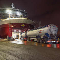 Långtradare på väg in i Viking Lines fartyg i hamnen i Stockholm. 