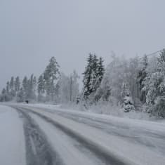 halt väglag med is på en väg i nagu