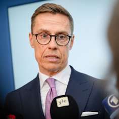 Alexander Stubb talar till medier.