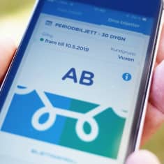 En mobilskärm med HRT:s nya zonbiljett i mobilform.