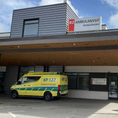 Ambulanssi Yhteispäivystyksen ambulanssisisäänkäynnillä