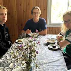 Ruokolahden Prometheus-leirille osallistuvat Kuisma Porthén, Paavo Helkearo ja Kerttu Mäkipää aamupalalla.