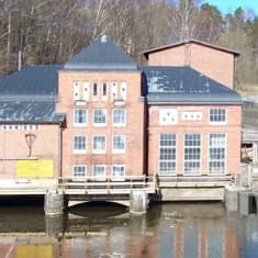 Ett vattenkraftverk i rödtegel, till höger syns en byggd fiskväg. Bildmontage.