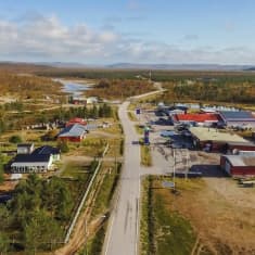 Liten by i fjällandskap i norra Lappland.