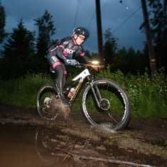 Aki Färm ajaa maastopyörällä Tahko MTB-kilpailussa vuonna 2018.