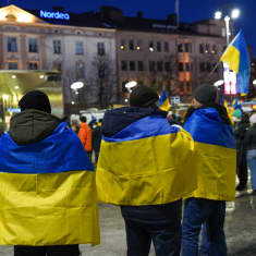 Vaasan torilla osoitettiin tukea Ukrainalle 2.3.2022.