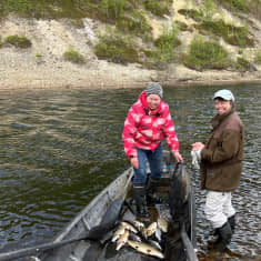 Kaksi kalastajaa Marja-Liisa Laiti ja Sonja Laiti kalasaalis veneen pohjalla, 13.6.2023 Inarijoella.