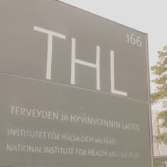 THL-rakennuksen sisäänkäyntikilpi.