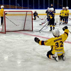 Ishockeyjuniorer tränar på isen.