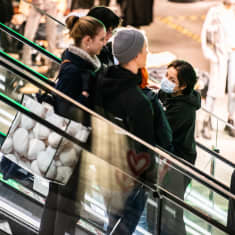 Ihmisiä liukuportaissa Mall of Triplassa, Helsingissä.