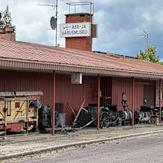 Ruskean rakennuksen savupiipussa on kyltti, jossa lukee ase- ja varusmuseo.