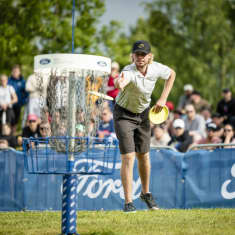 Väinö Mäkelä frisbeegolfaamassa Nokialla.