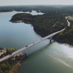 Skärgårdsvägen i skärgårdslandskap. Flygbild. Bro över Norrströmmen i Nagu.