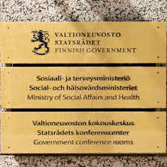 Social- och hälsovårdsministeriets mässingskylt fastsatt på en stenvägg.