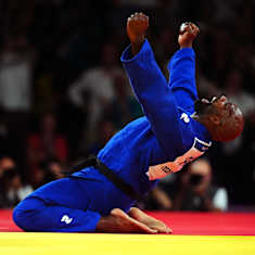 Teddy Riner tuulettaa olympiavoittoa.