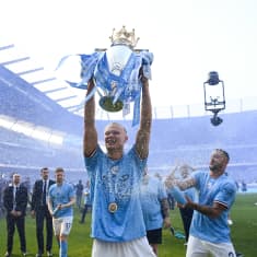 Erling Haaland lyfter trofén i Premier League.