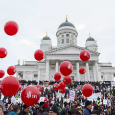 Aktiivimallia vastustava mielenosoitus Helsingin Senaatintorilla.