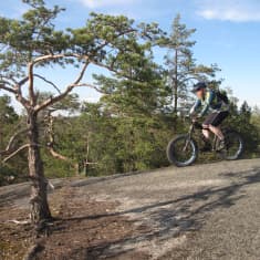 En terrängcyklist på berg.