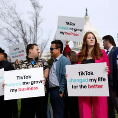 Tiktok-anhängare demonstrerade utanför kongressbyggnaden i Washington den 13 mars 024. 