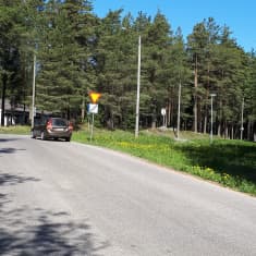 Här mellan Mormonkyrkan och hyreshuset Masken såg två poliser vargen.