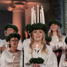 Lucia och luciakören uppträder.