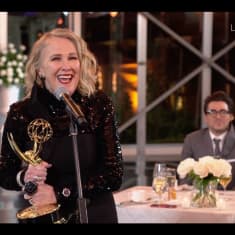 Catherine O’Hara med en Emmystaty i handen.