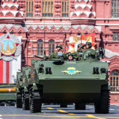 Bepansarade militärfordon på Röda torget under Segerparaden. 