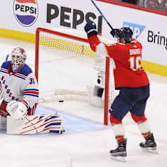 Aleksander Barkov firar Floridas segermål i den fjärde matchen mot Rangers.