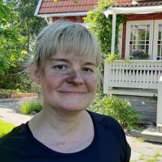 Linda Lönnqvist, en dam med ljust hår och svart sot i ansiktet och på näsan.