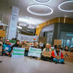 Demonstranter vid ingången till Yles kontor i Helsingfors.