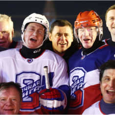 Jari Kurri till vänster, Vladimir Putin (vit hjälm) och Vladimir Potanin (röd hjälm) till höger.